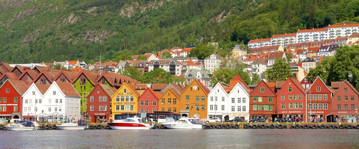 Bryggen montrant petite ville ou village, cĂŽte rocheuse et navigation