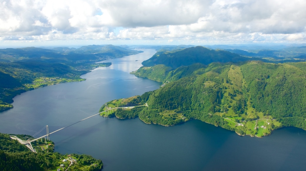 Bergen caracterizando um lago ou charco, paisagem e montanhas