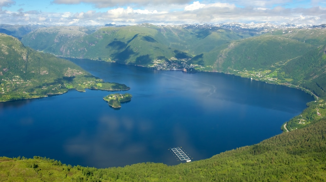 Bergen som viser fjell, landskap og innsjø