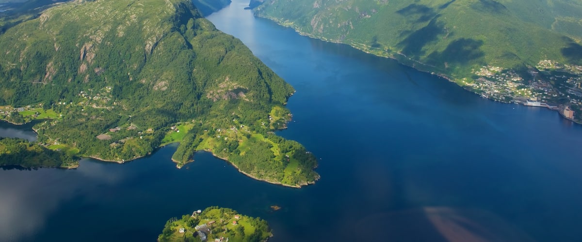 Bergen showing mountains, landscape views and a lake or waterhole