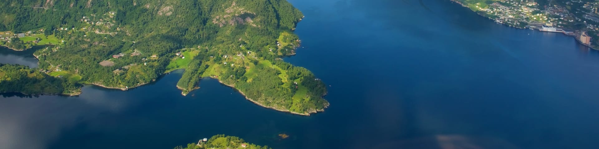 Bergen showing mountains, landscape views and a lake or waterhole