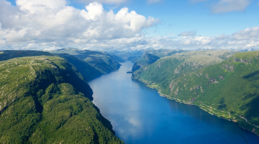 Bergen som inkluderar berg, en sjö eller ett vattenhål och landskap