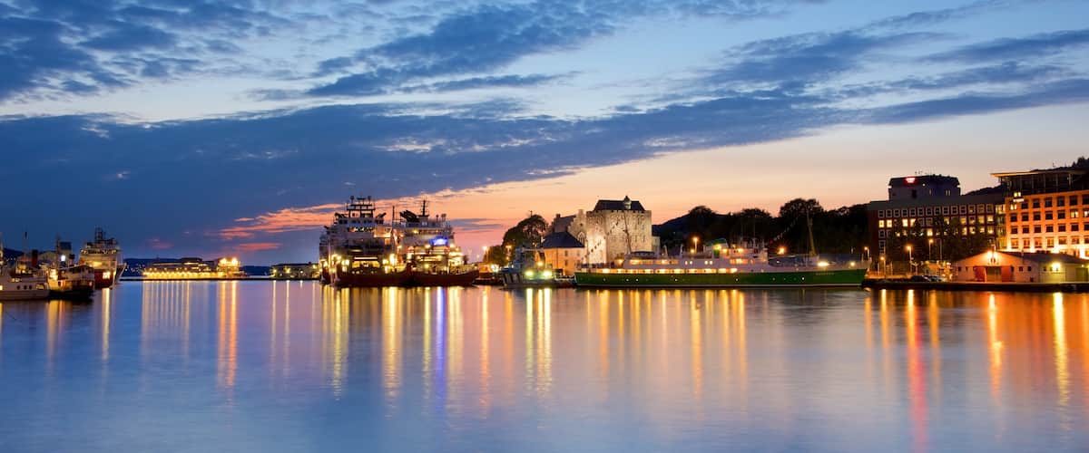 Bergen montrant navigation, vues littorales et scĂšnes de nuit