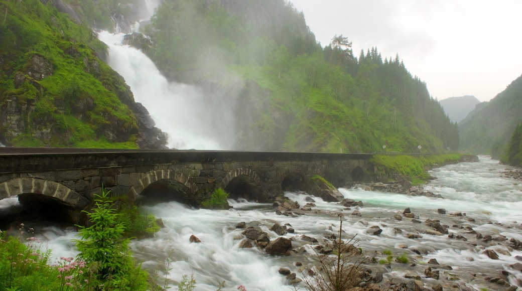 Bergen inclusief mist of nevel, een waterval en een brug