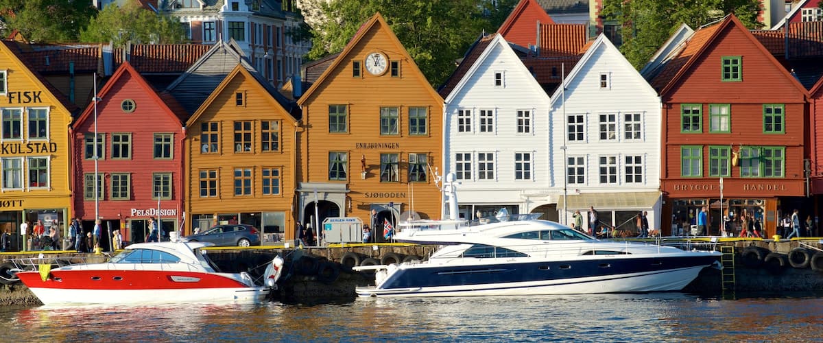 Bryggen which includes a coastal town and boating