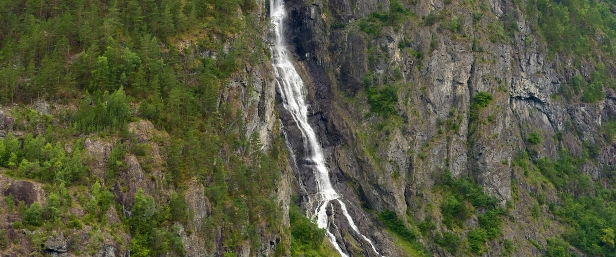 Naeroyfjord que incluye una cascada