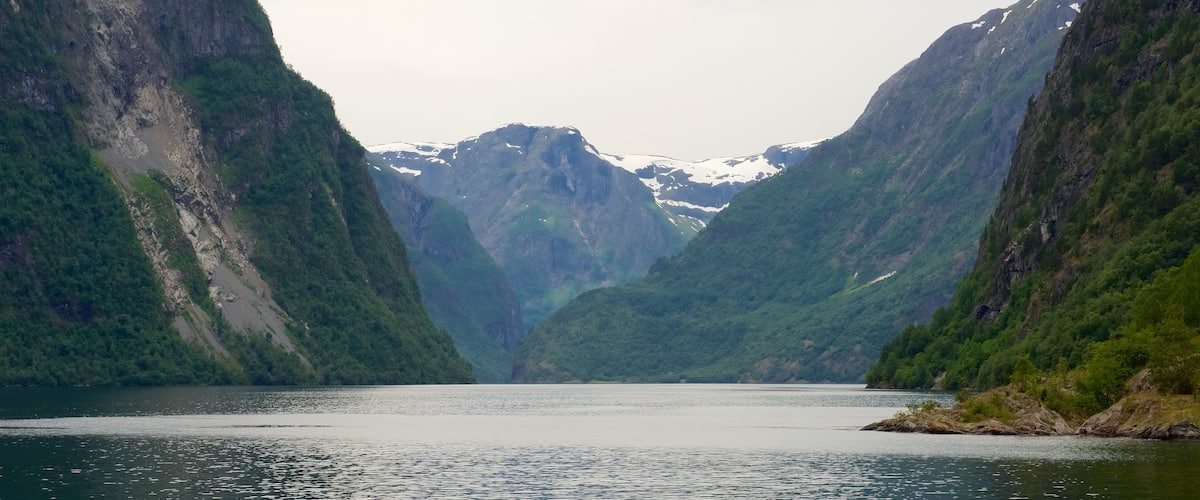 Naeroyfjord que incluye un lago o abrevadero y montañas