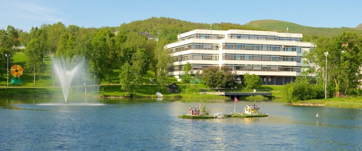 Finnsnes montrant hôtel ou complexe de luxe, lac ou étang et fontaine