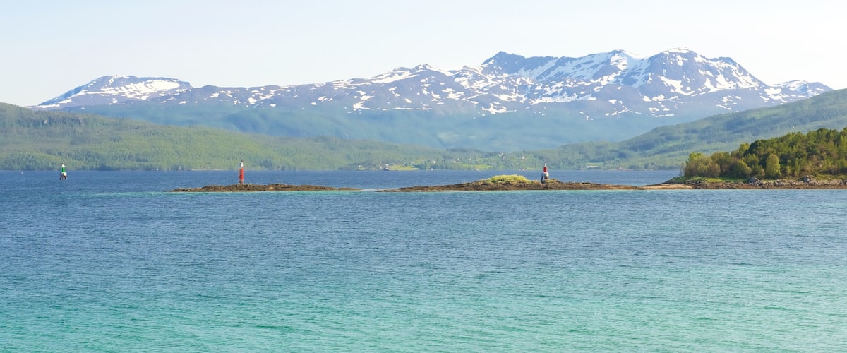 Finnsnes que incluye vistas generales de la costa y montañas