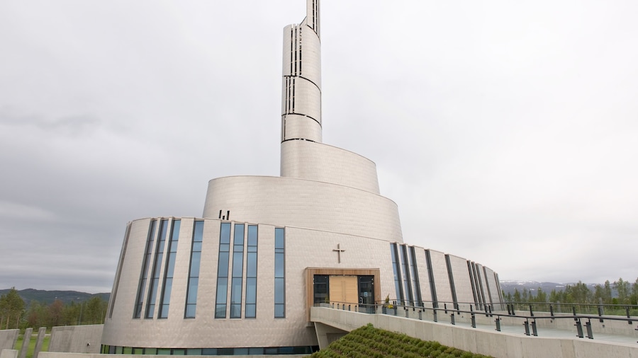 Alta que incluye arquitectura moderna