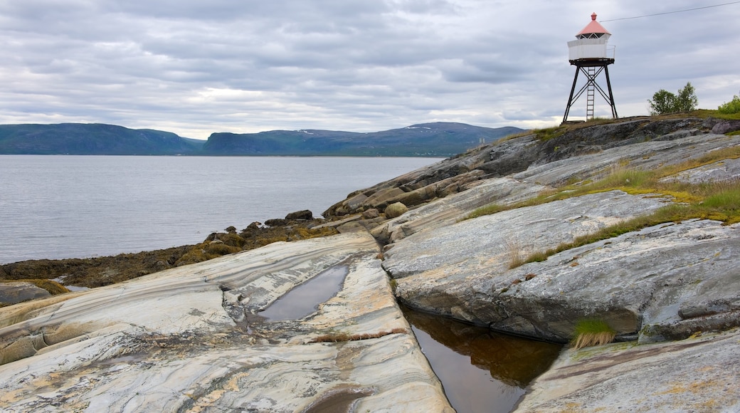 Alta som inkluderar berg, landskap och en sjö eller ett vattenhål