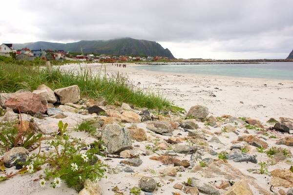 Bleik Strand mit einem Küstenort und Sandstrand