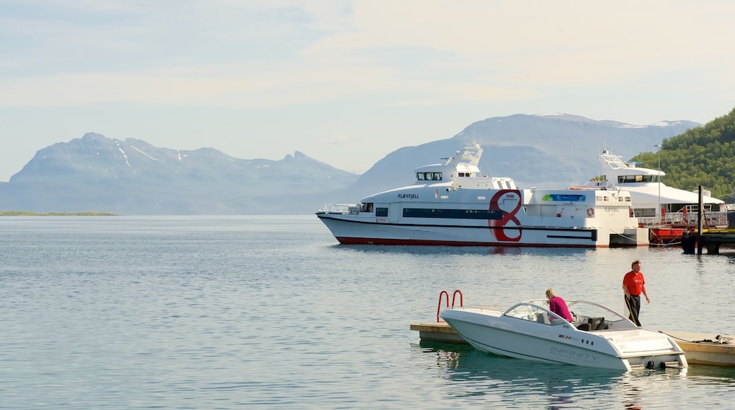 Harstad mostrando un club náutico, vista general a la costa y botes