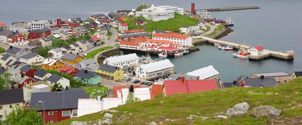 Honningsvag mostrando una localidad costera y vistas de una costa