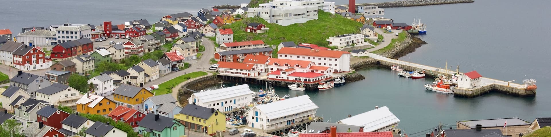 Honningsvag showing a coastal town and general coastal views