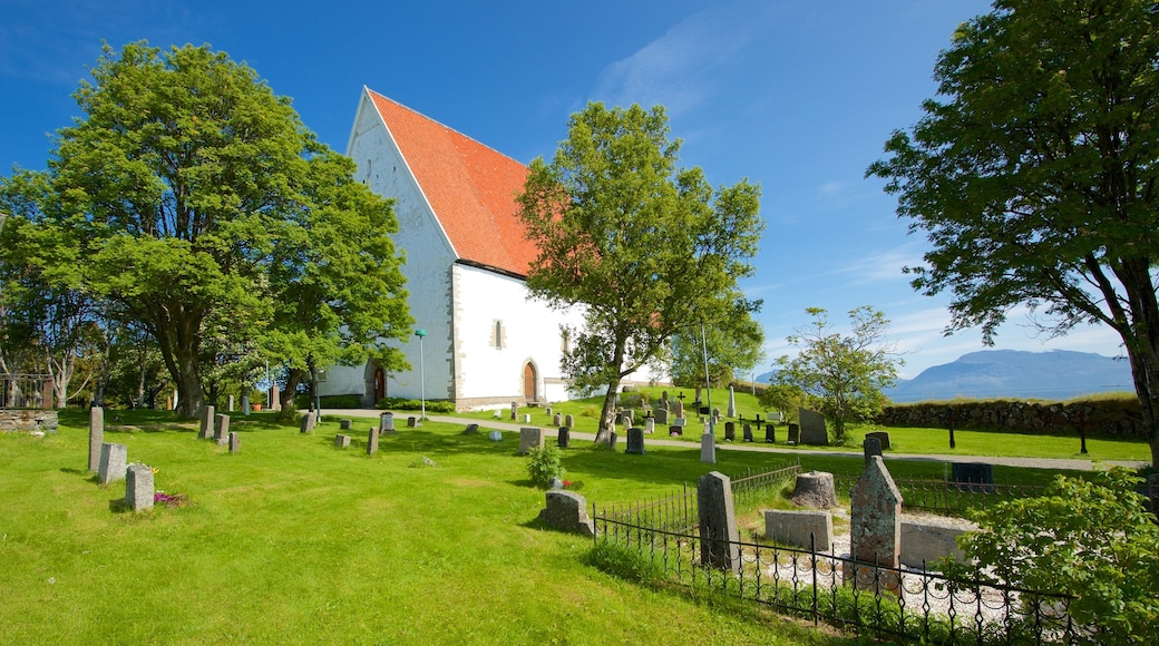 Igreja Trondenes caracterizando uma igreja ou catedral e um cemitério