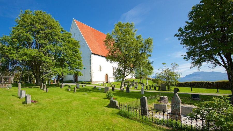 Igreja Trondenes caracterizando uma igreja ou catedral e um cemitério