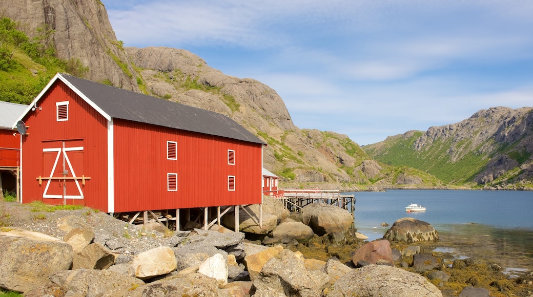 Leknes som viser liten by eller landsby og innsjø