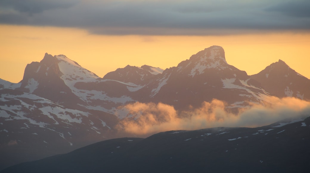 Tromsö som visar berg och en solnedgång