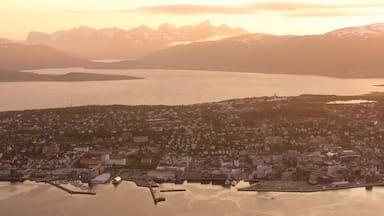 Tromso mostrando tramonto, piccola città o villaggio e lago o sorgente d\'acqua