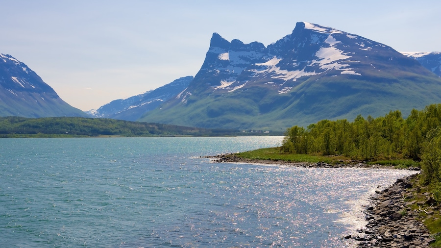 Storfjord mostrando vista della costa, montagna e costa rocciosa