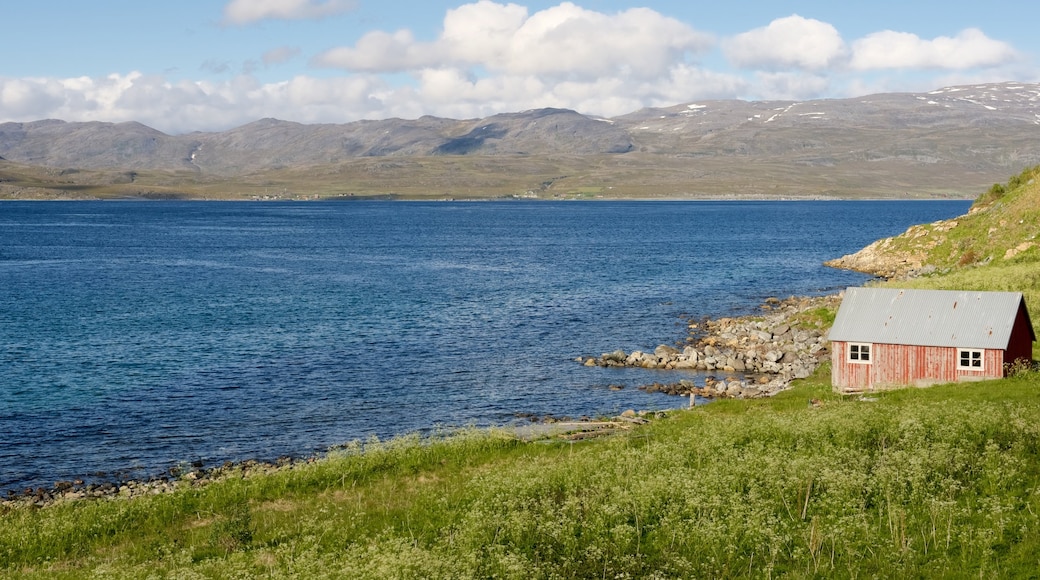 Kvalsund som viser en sø eller et vandhul og et hus