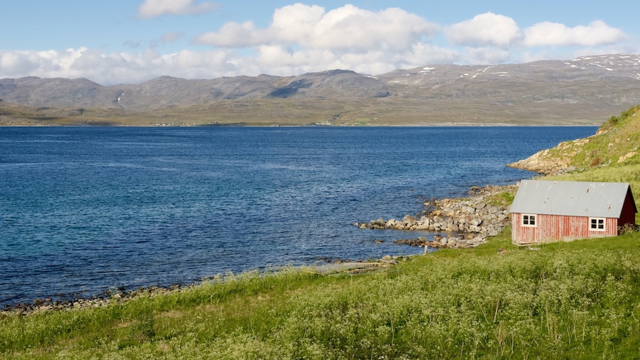 Kvalsund bevat een meer of poel en een huis