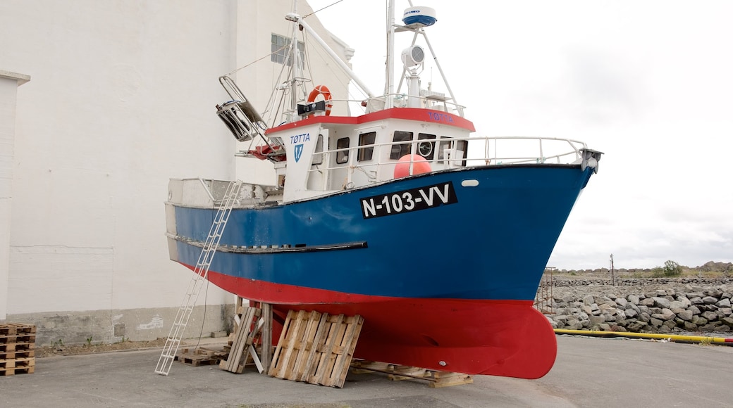 Hurtigrutens färjeterminal i Stamsund som visar båtkörning