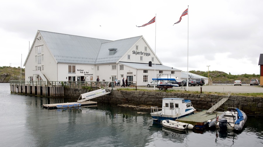 Terminal dei traghetti Hurtigruten di Stamsund caratteristiche di piccola città o villaggio e giro in barca