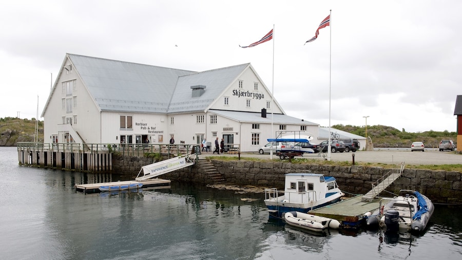 Terminal dei traghetti Hurtigruten di Stamsund caratteristiche di piccola città o villaggio e giro in barca