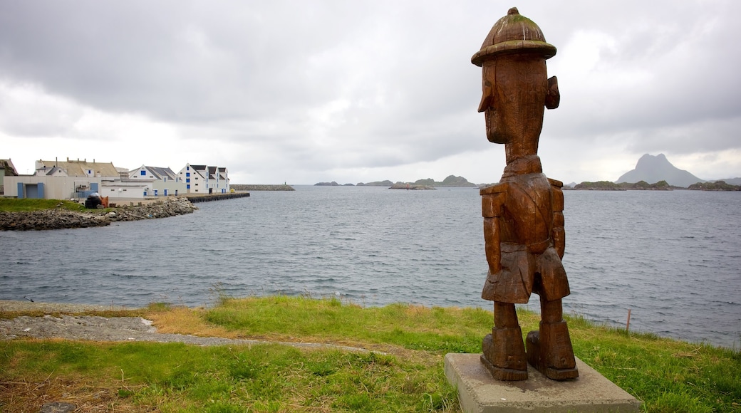 Terminal dei traghetti Hurtigruten di Stamsund caratteristiche di piccola città o villaggio e statua o scultura