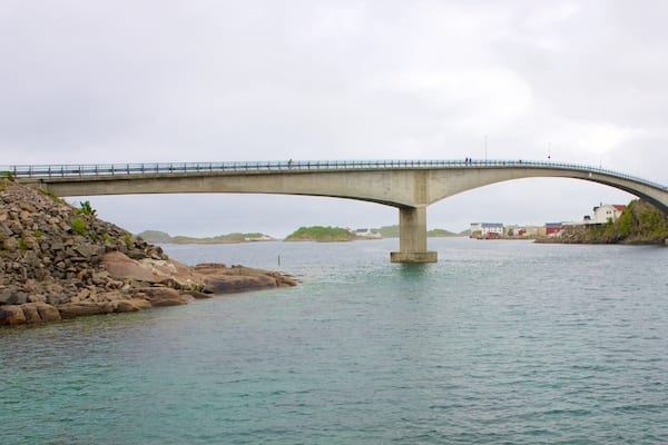 Brücke von Henningsvær welches beinhaltet allgemeine Küstenansicht und Brücke