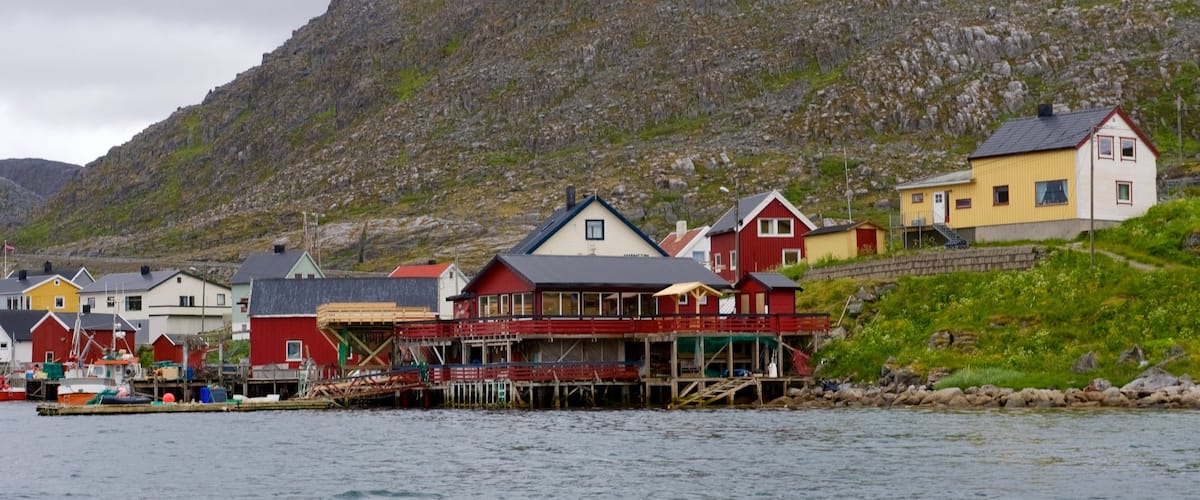 Nordkapp bevat bergen en een klein stadje of dorpje