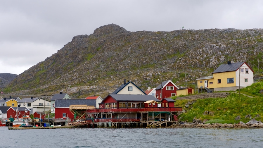 Nordkapp mostrando montañas y una pequeña ciudad o pueblo