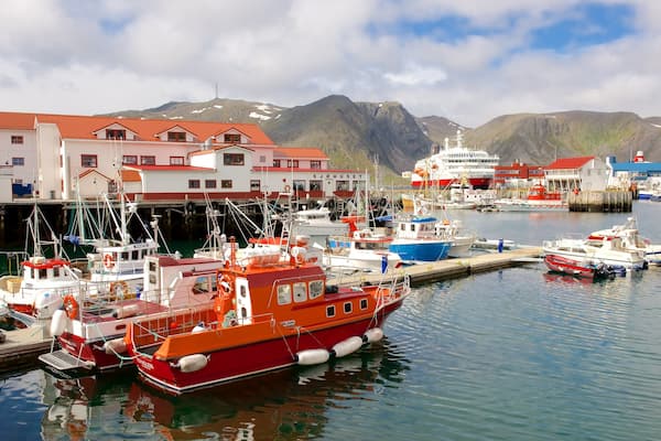 Port de HonningsvÄg montrant petite ville ou village, marina et navigation