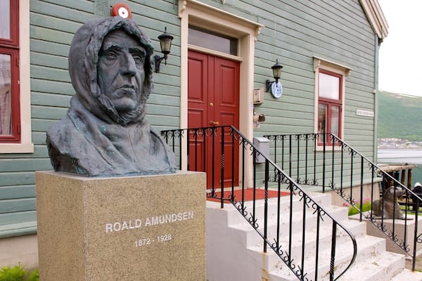Polar Museum featuring a statue or sculpture