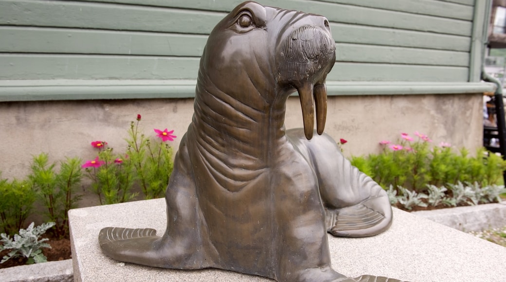 Polarmuseet som visar en staty eller skulptur