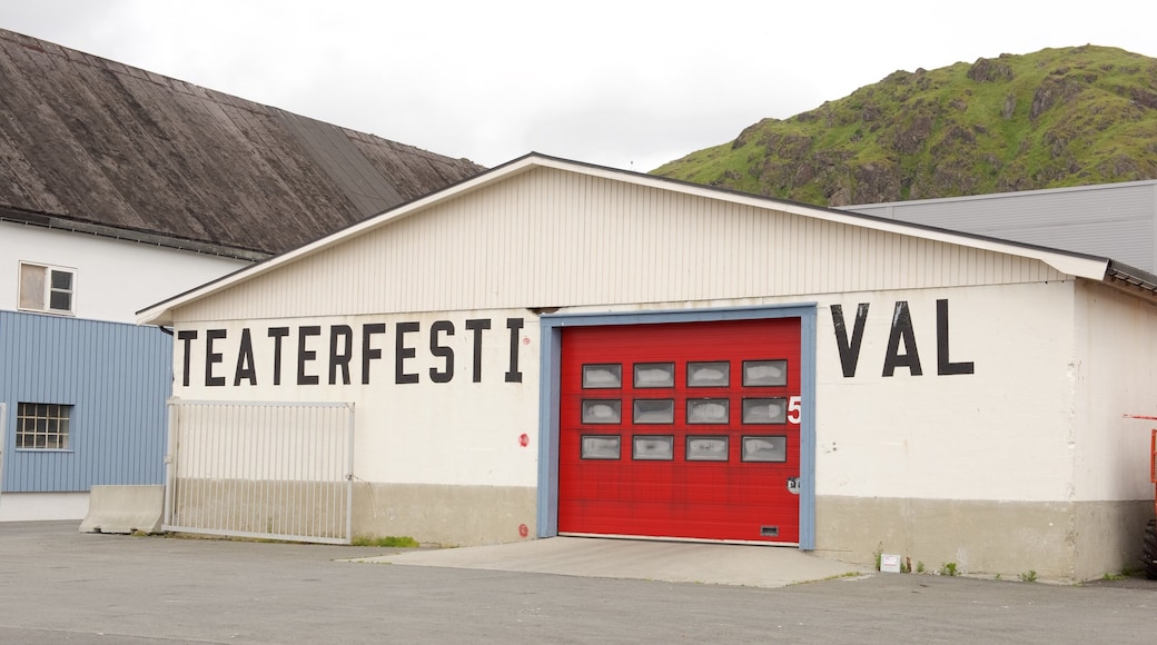 Hurtigrutens färjeterminal i Stamsund som inkluderar skyltar