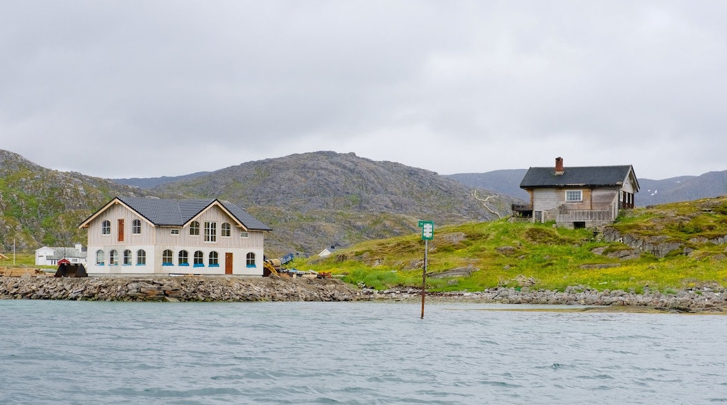 Nordkapp som inkluderer hus og elv eller bekk