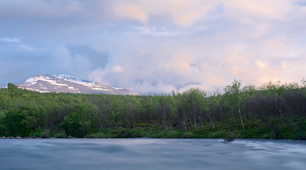Abisko nationalpark som visar dimma, en solnedgång och en å eller flod