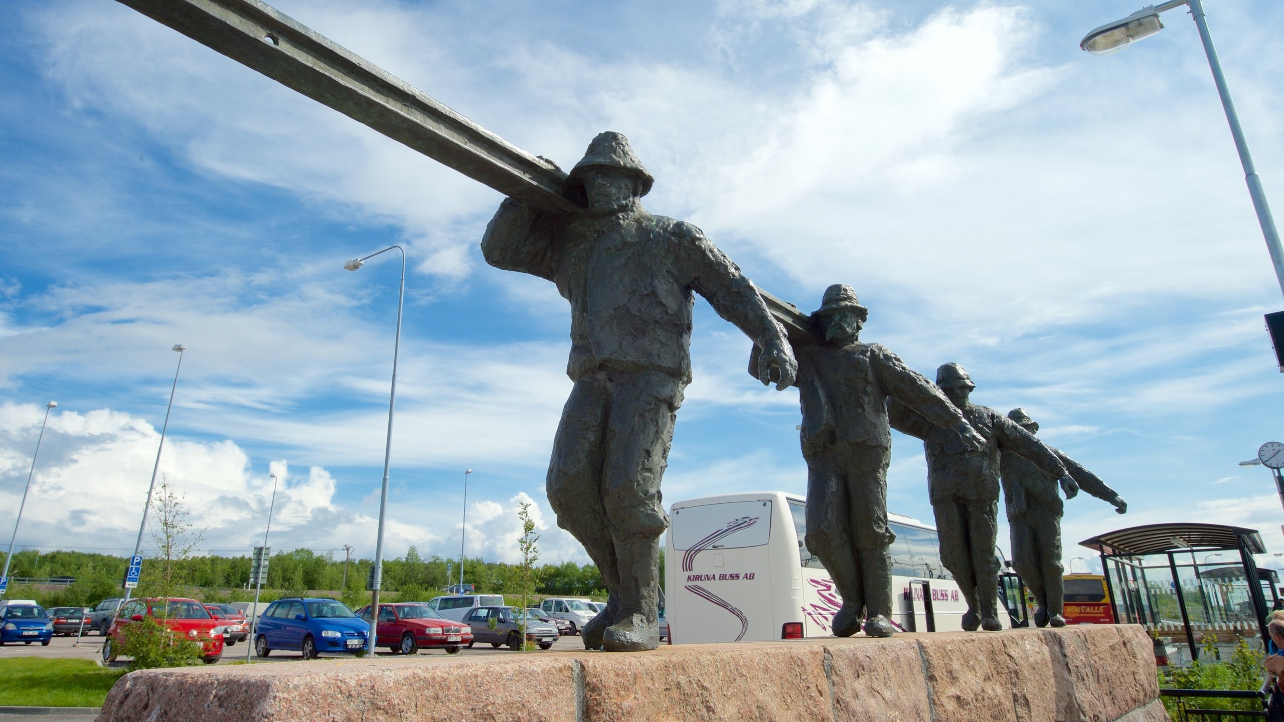 Kiruna showing a statue or sculpture