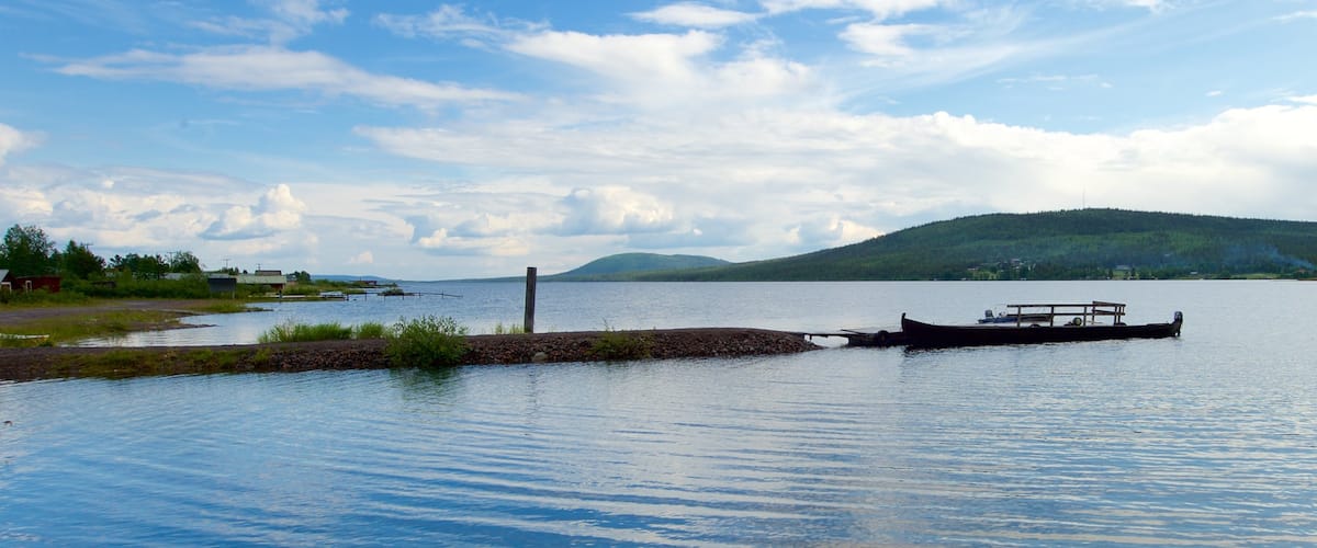Jukkasjarvi which includes a lake or waterhole