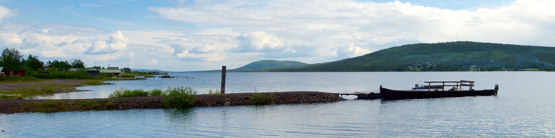 Jukkasjarvi which includes a lake or waterhole