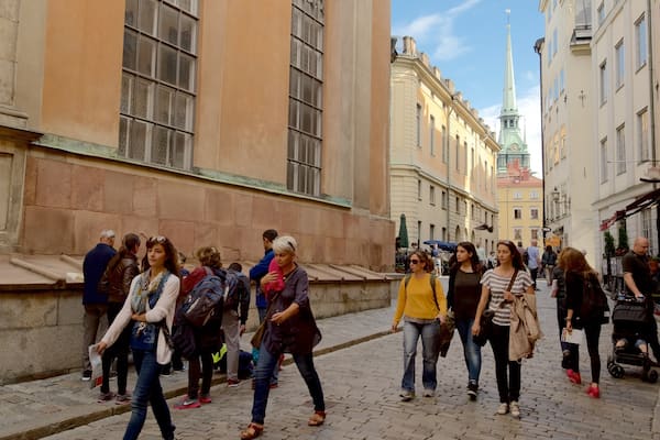 Domkirche von Stockholm welches beinhaltet historische Architektur sowie groĂe Menschengruppe