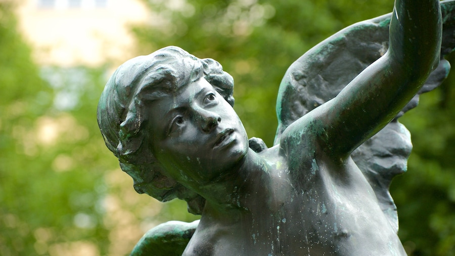 Plaza Mariatorget que incluye una estatua o escultura