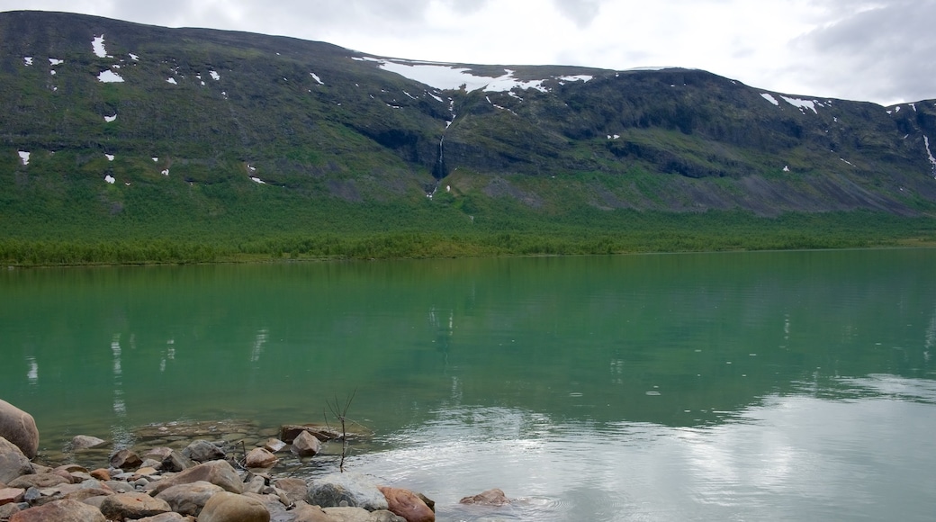 Kebnekaise som visar en sjö eller ett vattenhål