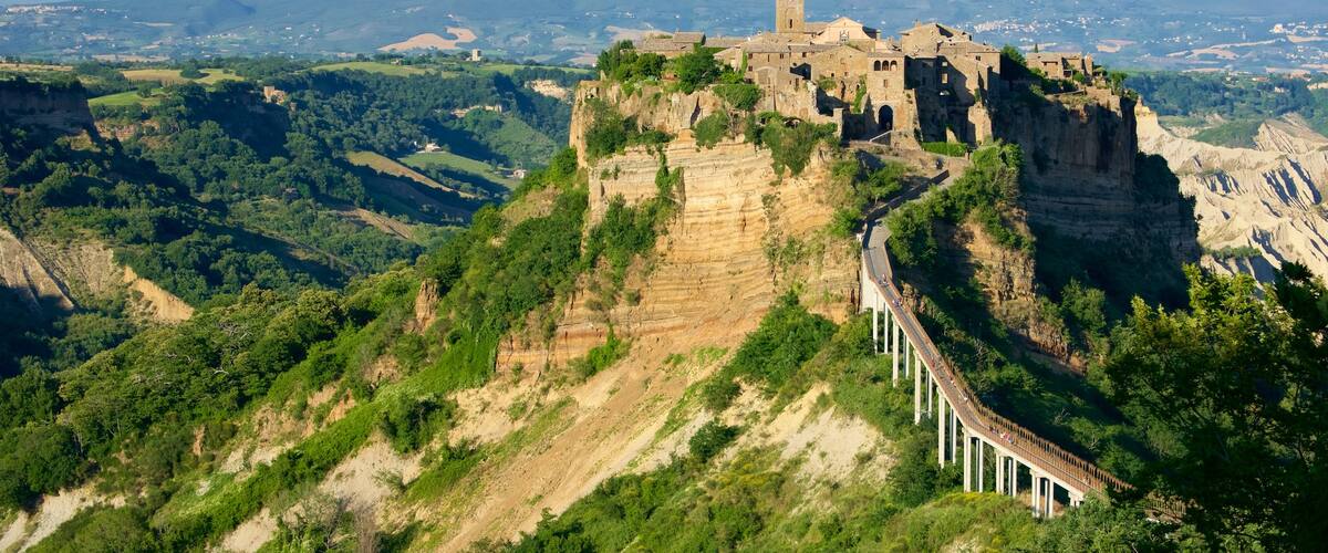 Bagnoregio qui includes pont et chĂąteau ou palais