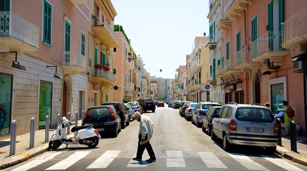 Monopoli mettant en vedette patrimoine architectural et scènes de rue