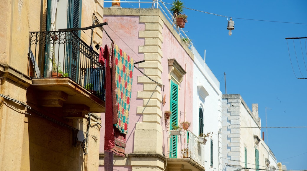 Polignano a Mare som inkluderar en stad