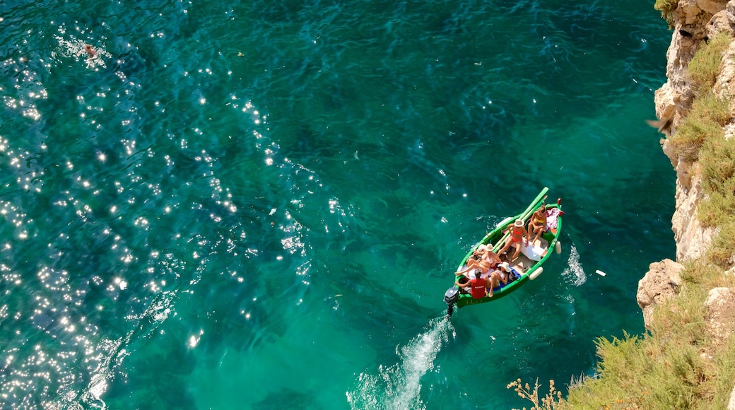 Polignano a Mare das einen Bootfahren